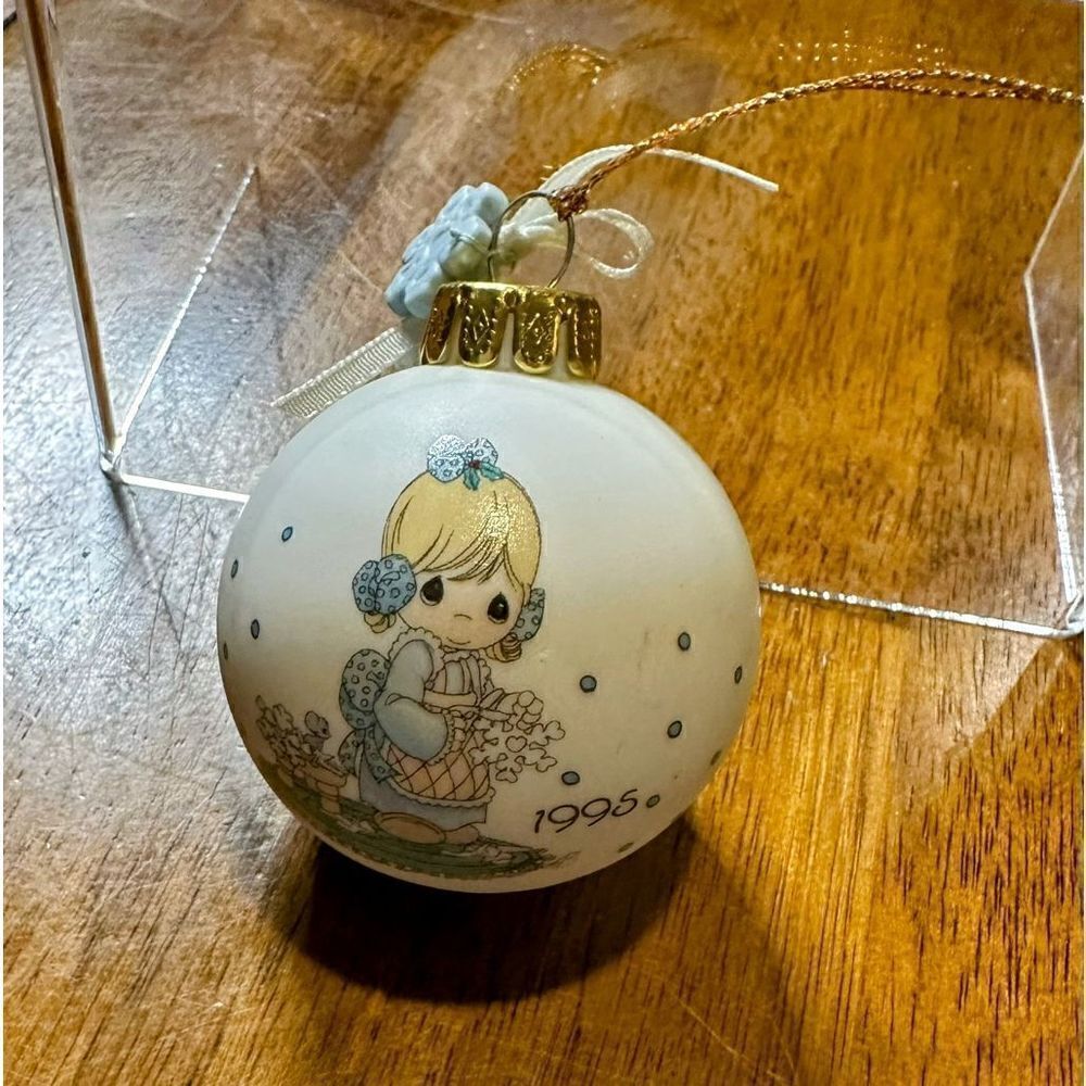 Precious Moments 1995 Christmas Ornament He Covers The Earth With His Beauty